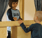 Kinder spielen mit Siebensassa