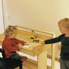 Kinder am Kinderschreibtisch